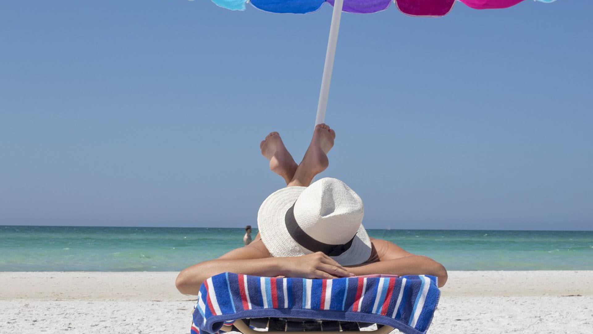 strandbed met parasol.jpg